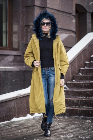 Женская парка с енотом