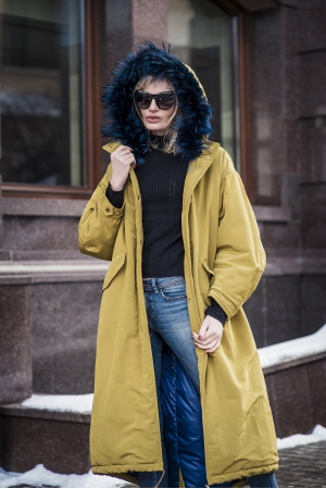 Женская парка с енотом