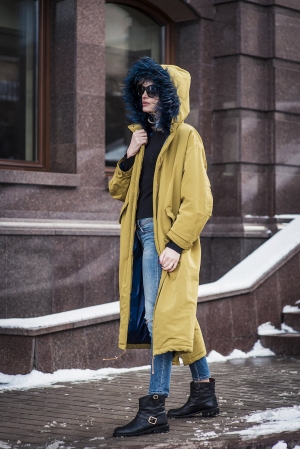 Женская парка с енотом