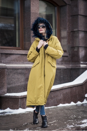 Женская парка с енотом