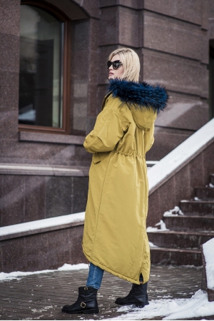 Женская парка с енотом