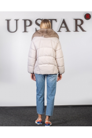 Женский пуховик с песцом