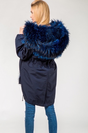 Женская парка с енотом