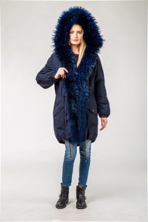 Женская парка с енотом