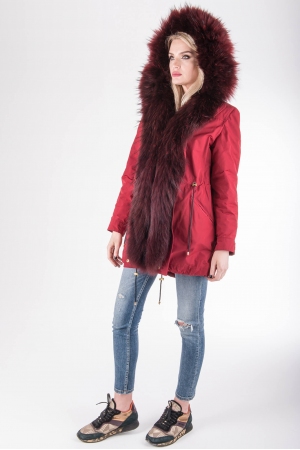 Женская парка с енотом