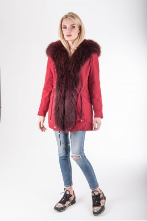 Женская парка с енотом