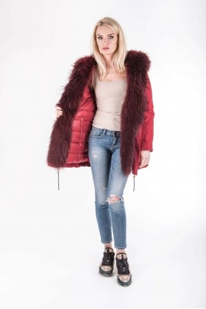 Женская парка с енотом