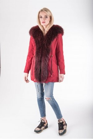 Женская парка с енотом